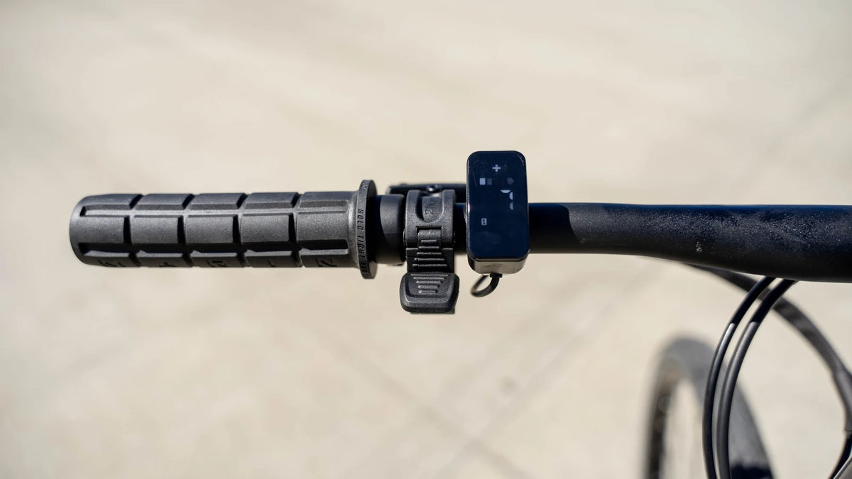 Détail de la batterie Bafang 360 Wh dissimulée dans le tube diagonal du Marin Fairfax Electric ST 2026, offrant jusqu'à 100 km d'autonomie pour les trajets du quotidien.