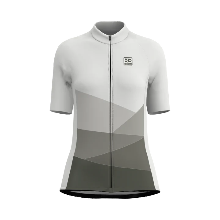 Tissu perforé et séchage rapide : le maillot Badlands offre fraîcheur et confort pour vos sorties de vélo sous le soleil du Québec.