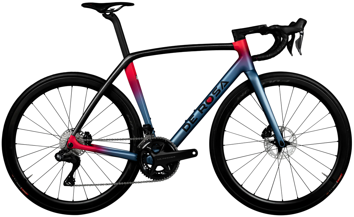 Vélo de route De Rosa Idol en coloris Nebula, vue latérale complète montrant le cadre aéro italien, le groupe Shimano 105 Di2 et les roues de route Shimano 105.