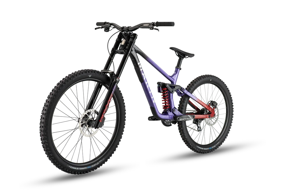 Détail de la fourche double té RockShox Boxxer à 200 mm de débattement du Marin Quake 2026, avec axe Maxle Stealth 20 mm, conçue pour encaisser les plus gros impacts en descente.
