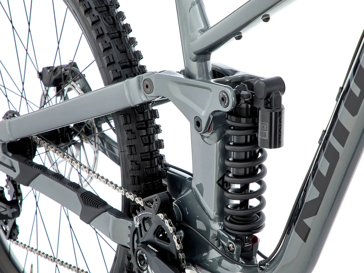 Détail des freins à disque puissants du vélo enduro Kona Process X assurant un freinage sûr en descente