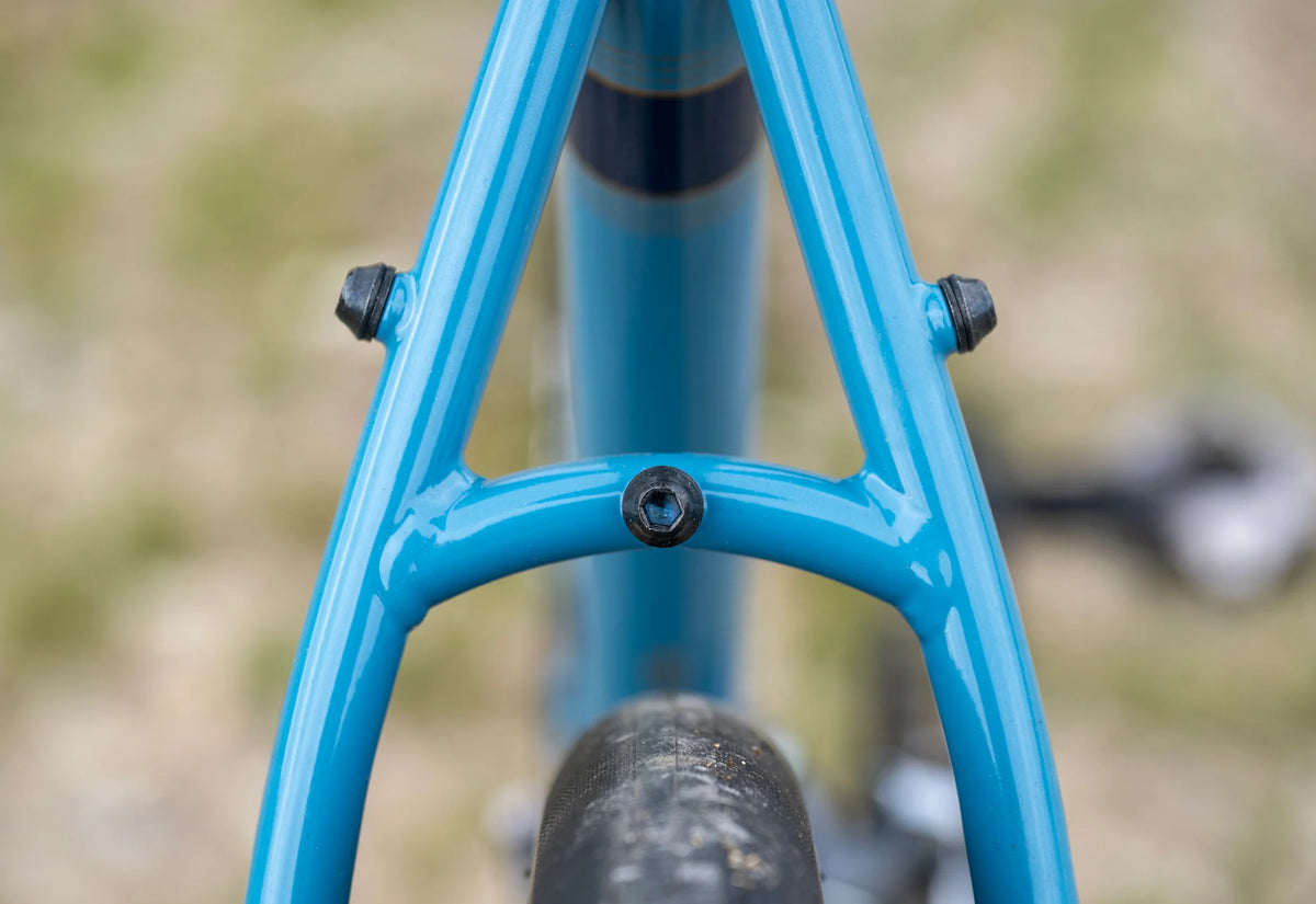 Gros plan des haubans arrière en acier chromoly du Marin Nicasio 1 ST 2025, coloris Blue. Leur ligne fine et élégante offre un roulage souple sur l'asphalte comme sur le gravier.