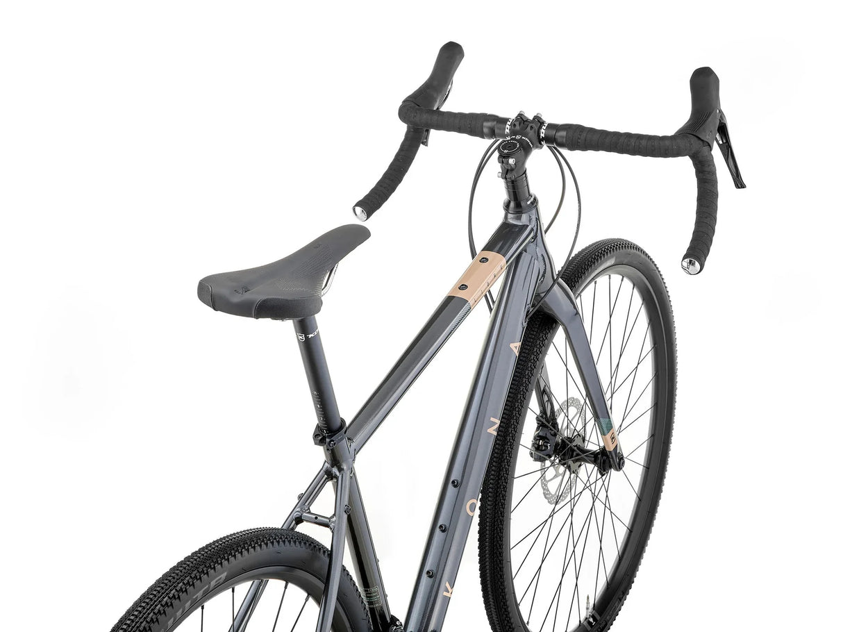 Gros plan sur le cadre en aluminium du Kona Libre G2 avec des finitions métalliques.