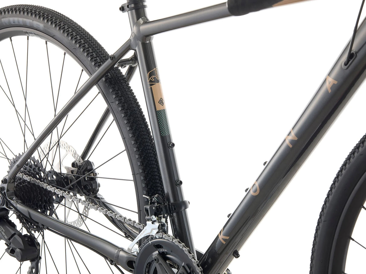 Détail de la transmission Shimano CUES du Kona Libre G2 pour des changements de vitesse précis.