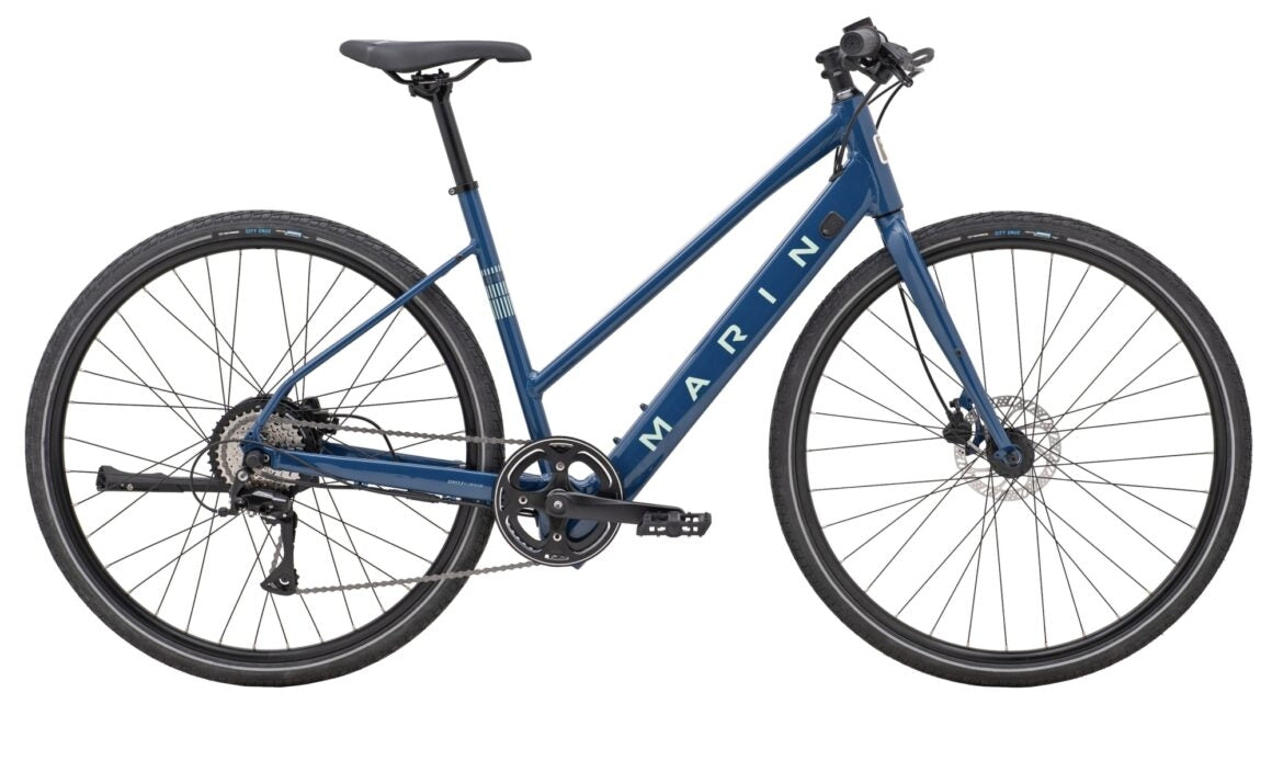 Vélo électrique urbain Marin Fairfax E ST vu de profil sur fond neutre en studio, cadre à enjambement bas en aluminium