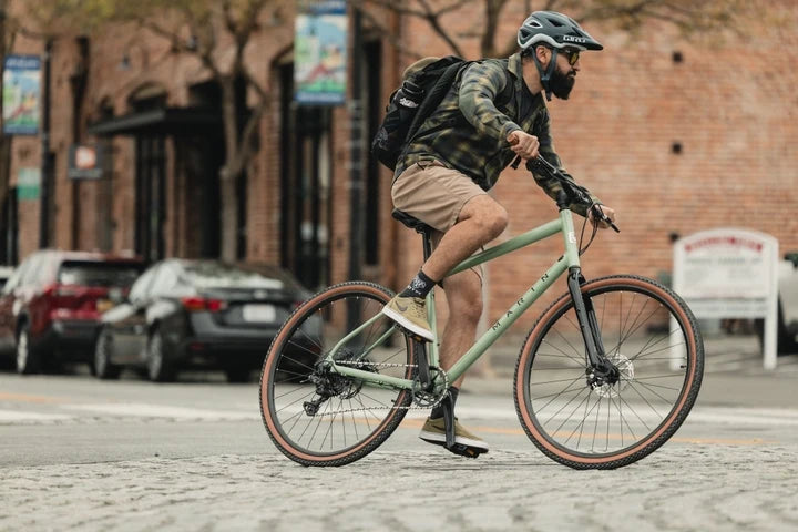 Cycliste roulant sur un Marin Kentfield 2 en milieu urbain, profitant d'une position confortable pour ses déplacements quotidiens sur les routes du Québec.