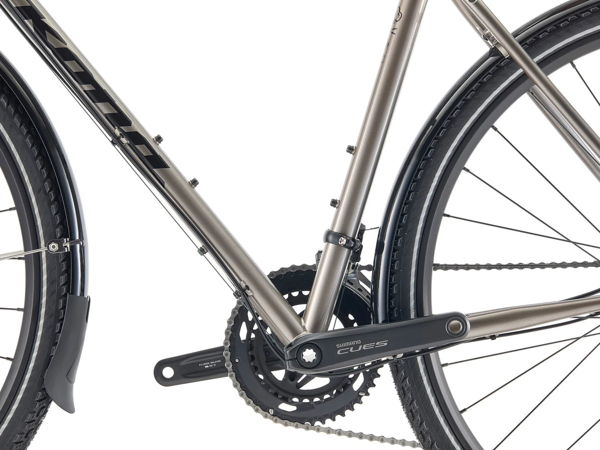 Gros plan du pneu Schwalbe Marathon Mondial 700x40c monté sur jante WTB i25 du Kona Sutra, conçu pour rouler loin sur toutes les surfaces.
