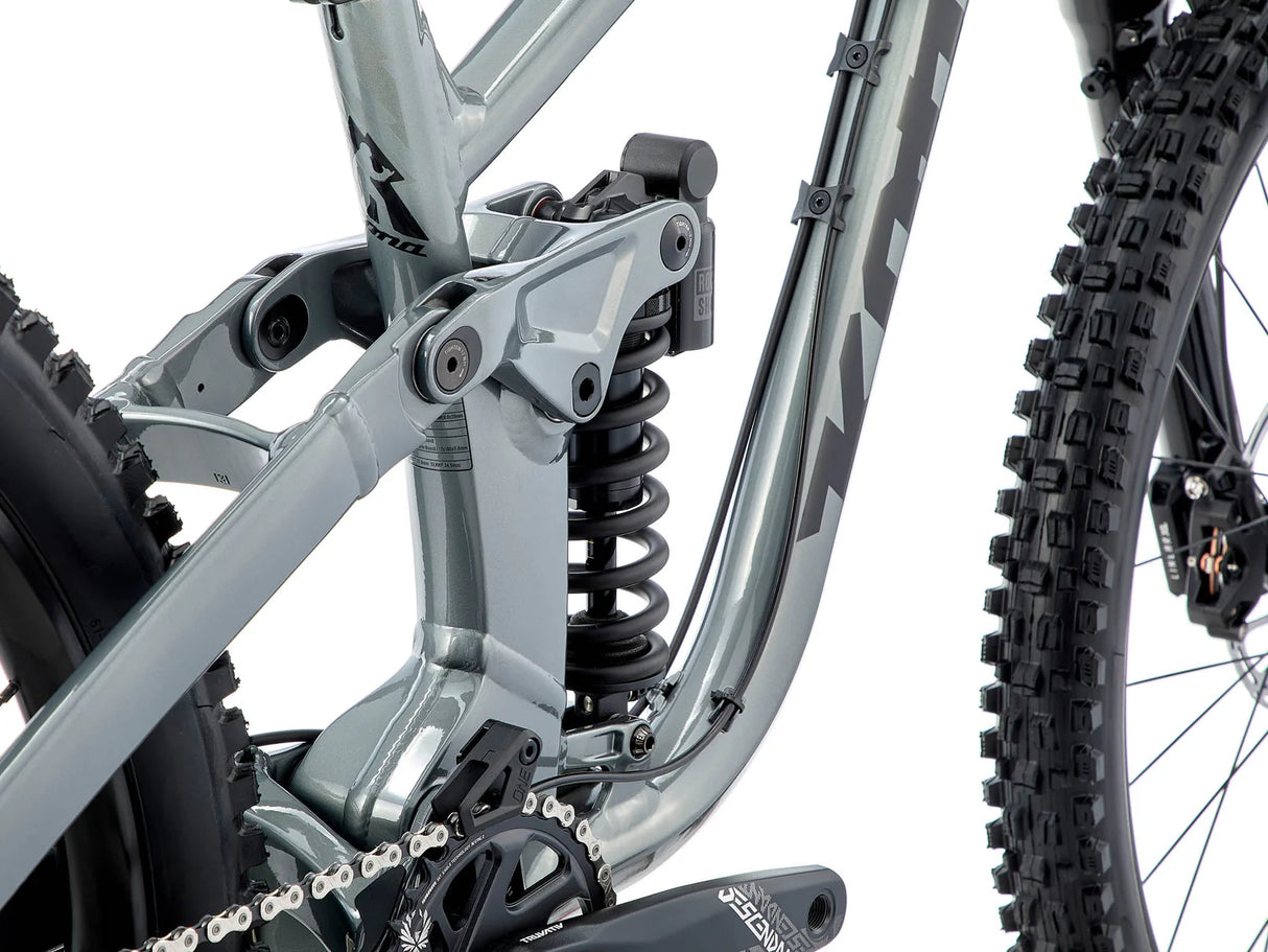 Gros plan du guidon et du poste de pilotage du vélo de montagne Kona Process X pour un contrôle précis sur les sentiers