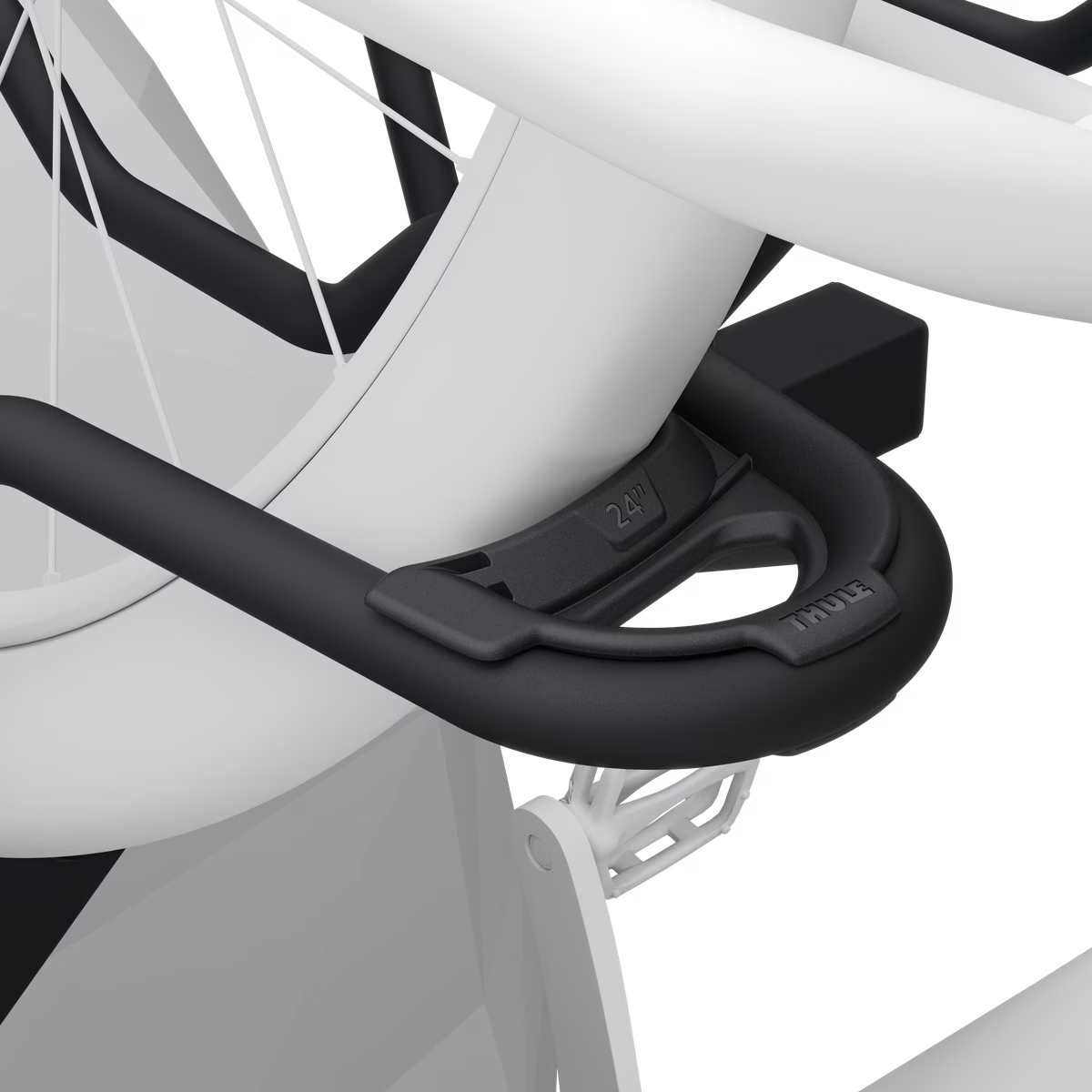 Gros plan sur une roue de vélo de 24 pouces bien calée dans l'adaptateur Thule ReVert, illustrant le transport sécuritaire d'un vélo d'enfant