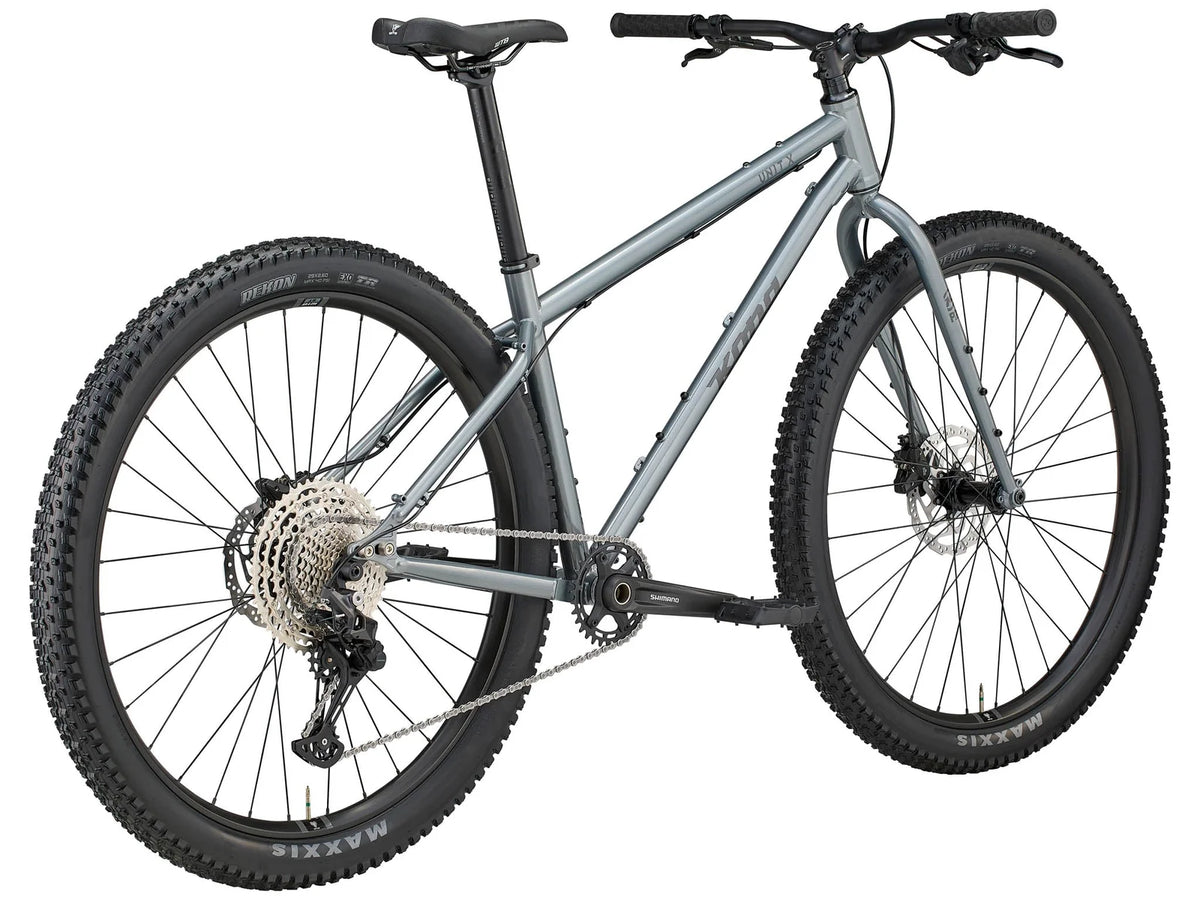 Détail de la transmission Shimano Deore 12 vitesses du Kona Unit X, avec cassette 10-51t pour grimper chargé et relancer sur le plat.