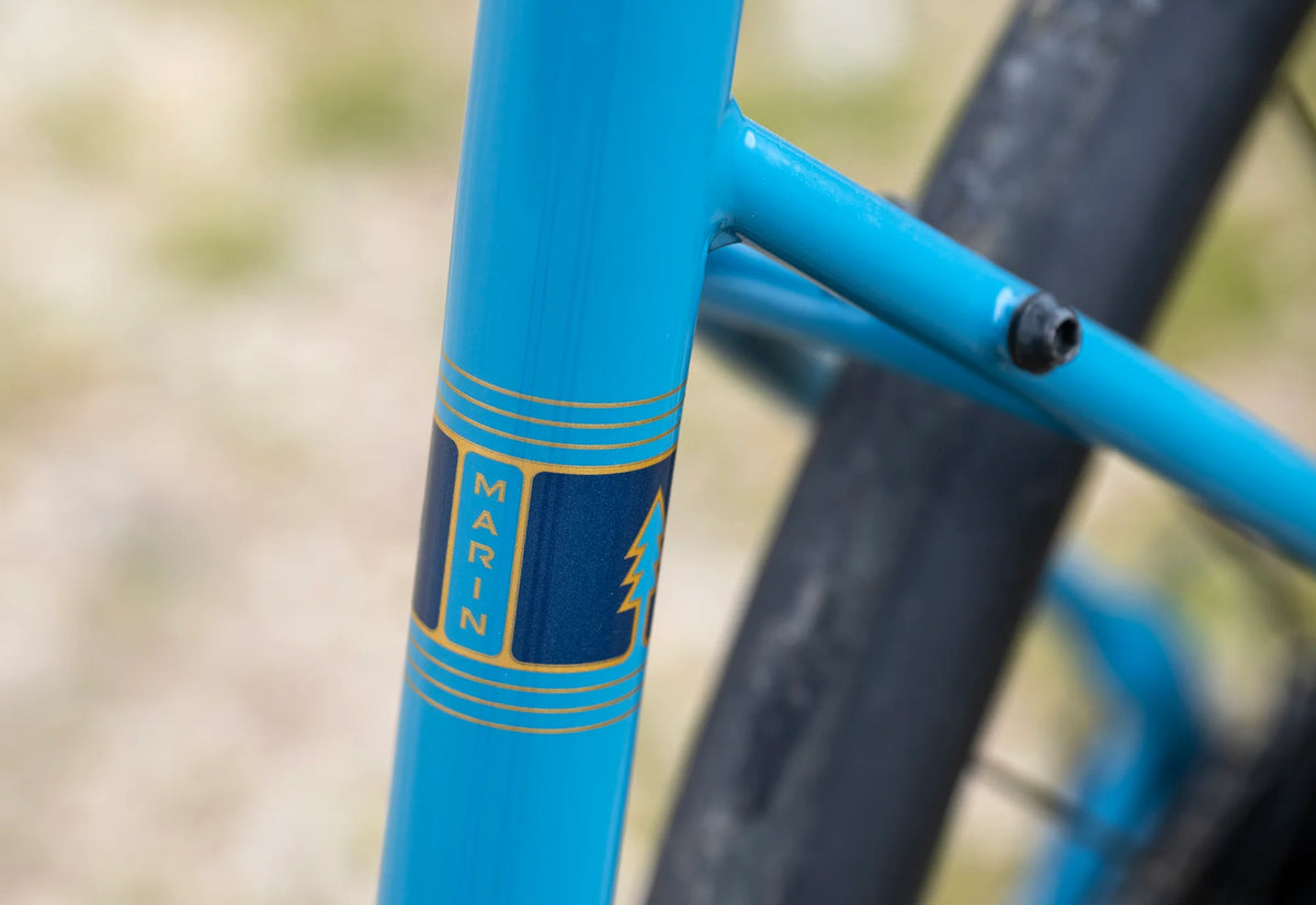 Gros plan du tube de selle en acier chromoly à double épaisseur du Marin Nicasio 1 ST 2025, en finition Blue, qui montre le soin apporté au cadre Steezy.