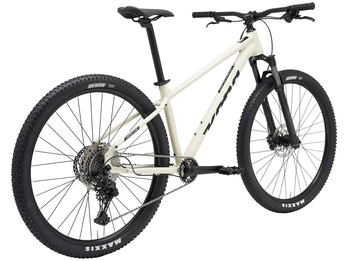 Kona Cinder Cone 2026 côté transmission, vue arrière trois quarts avec décalque « Every Day Is Ride Day ».