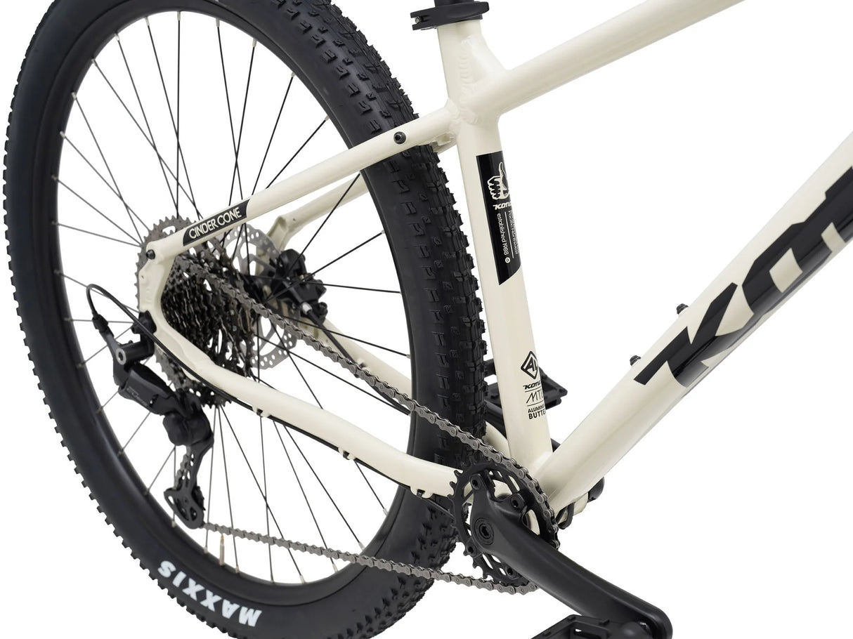 Triangle arrière du Kona Cinder Cone 2026 : transmission, cassette, pneu Maxxis et cadre alu butté.