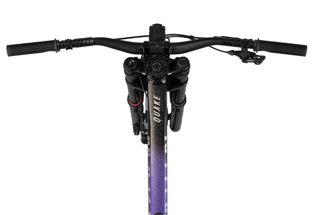 Gros plan de l'amortisseur à ressort RockShox Vivid Coil Ultimate DH du Marin Quake 2026, réglé sur mesure pour la suspension MultiTrac 2 et ajusté selon la taille du cadre.