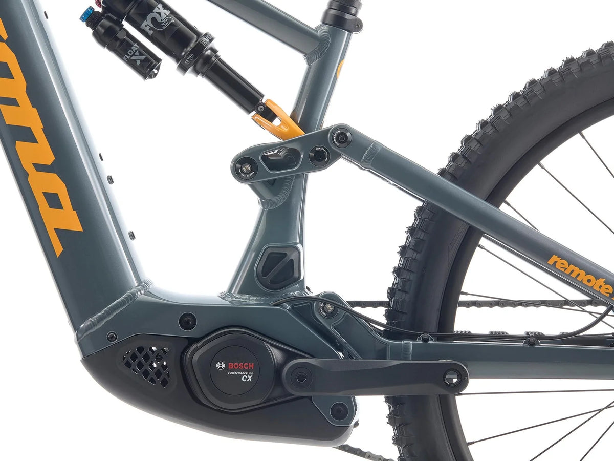 Gros plan de l'amortisseur Fox Float X Performance Elite du Kona Remote X, qui garde la roue arrière collée au sol dans les sections cassantes.