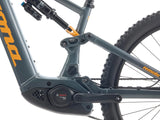 Gros plan de l'amortisseur Fox Float X Performance Elite du Kona Remote X, qui garde la roue arrière collée au sol dans les sections cassantes.
