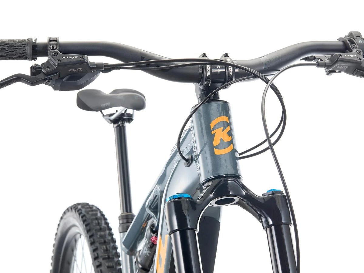 Gros plan de la batterie Bosch PowerTube 800 Wh intégrée au tube diagonal du Kona Remote X, pour rouler toute la journée sur les sentiers du Québec.