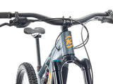 Gros plan de la batterie Bosch PowerTube 800 Wh intégrée au tube diagonal du Kona Remote X, pour rouler toute la journée sur les sentiers du Québec.