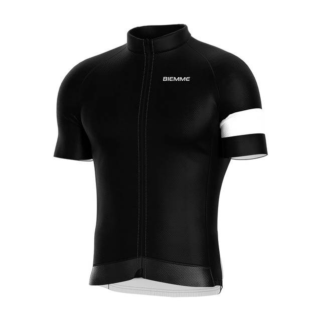 Confort et performance au quotidien. Tissu extensible, poches pratiques et manches coupées brutes pour une liberté totale.