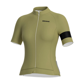 Respirabilité maximale et coupe ajustée. Détails réfléchissants, maille Hakka et finition technique pour rouler avec confort et style.
