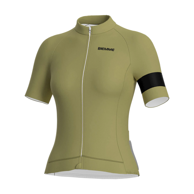 Respirabilité maximale et coupe ajustée. Détails réfléchissants, maille Hakka et finition technique pour rouler avec confort et style.