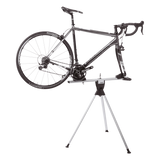 Intérieur de la boite Thule RoundTrip Transition montrant un vélo démonté et les compartiments dédiés aux roues pour un transport sécuritaire
