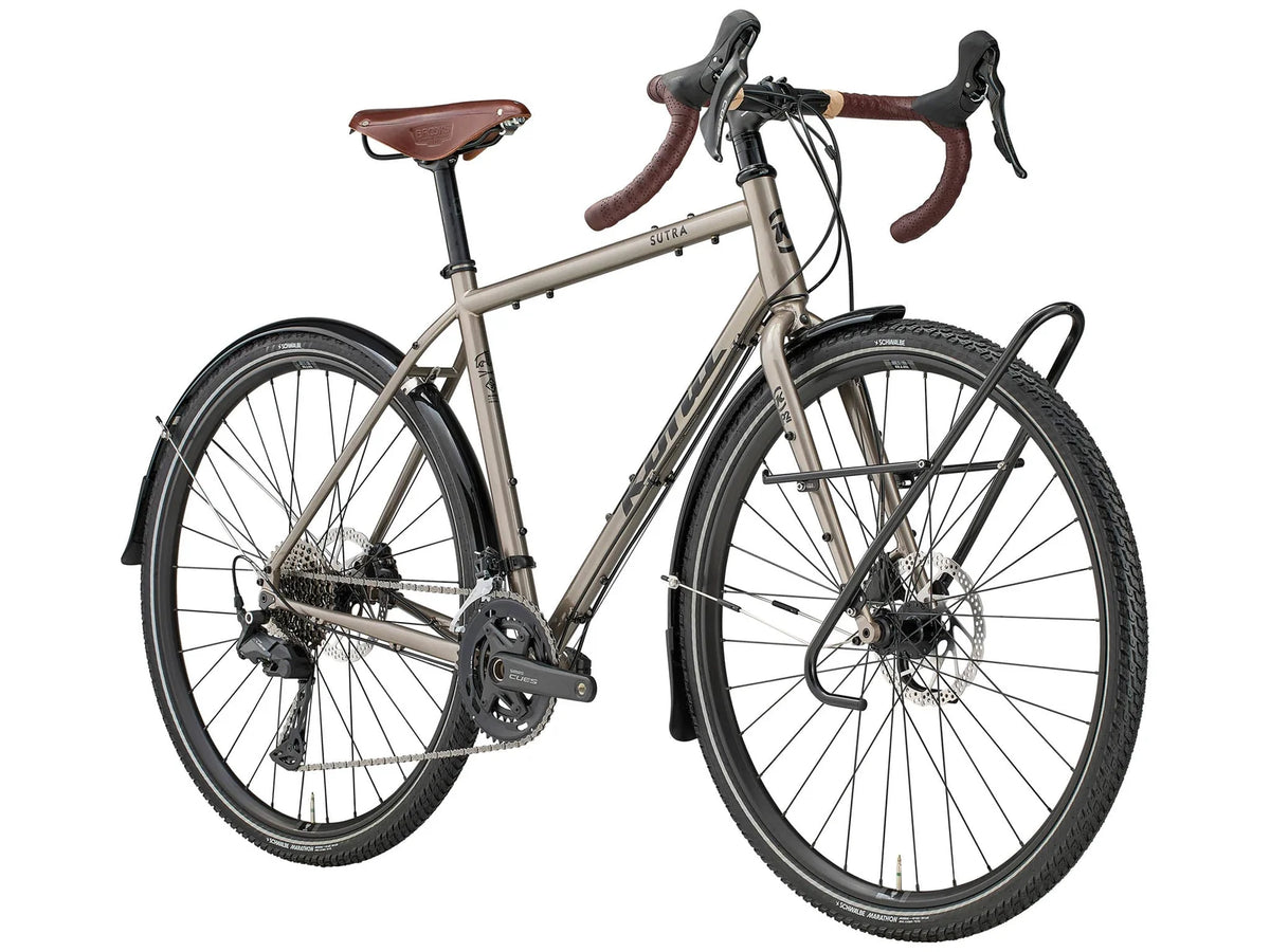 Gros plan du cadre acier Kona Cromoly Butted du Sutra en finition Gloss Metallic Nickel, mettant en valeur les décalcomanies Charcoal et l'allure classique du vélo de voyage.
