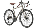 Gros plan du cadre acier Kona Cromoly Butted du Sutra en finition Gloss Metallic Nickel, mettant en valeur les décalcomanies Charcoal et l'allure classique du vélo de voyage.