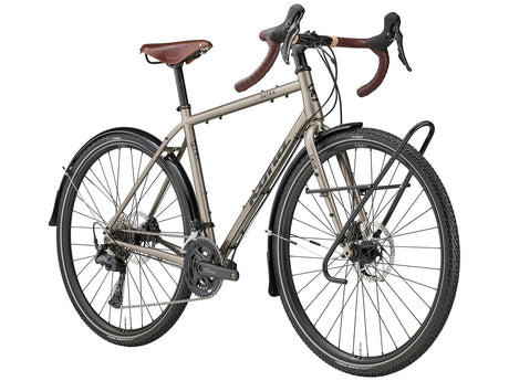 Gros plan du cadre acier Kona Cromoly Butted du Sutra en finition Gloss Metallic Nickel, mettant en valeur les décalcomanies Charcoal et l'allure classique du vélo de voyage.