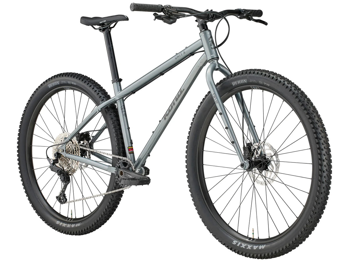 Gros plan du cadre acier Reynolds 520 Butted Cromoly du Kona Unit X en finition Gloss Metallic Dark Faux Raw, avec décalcomanies Charcoal tonales.
