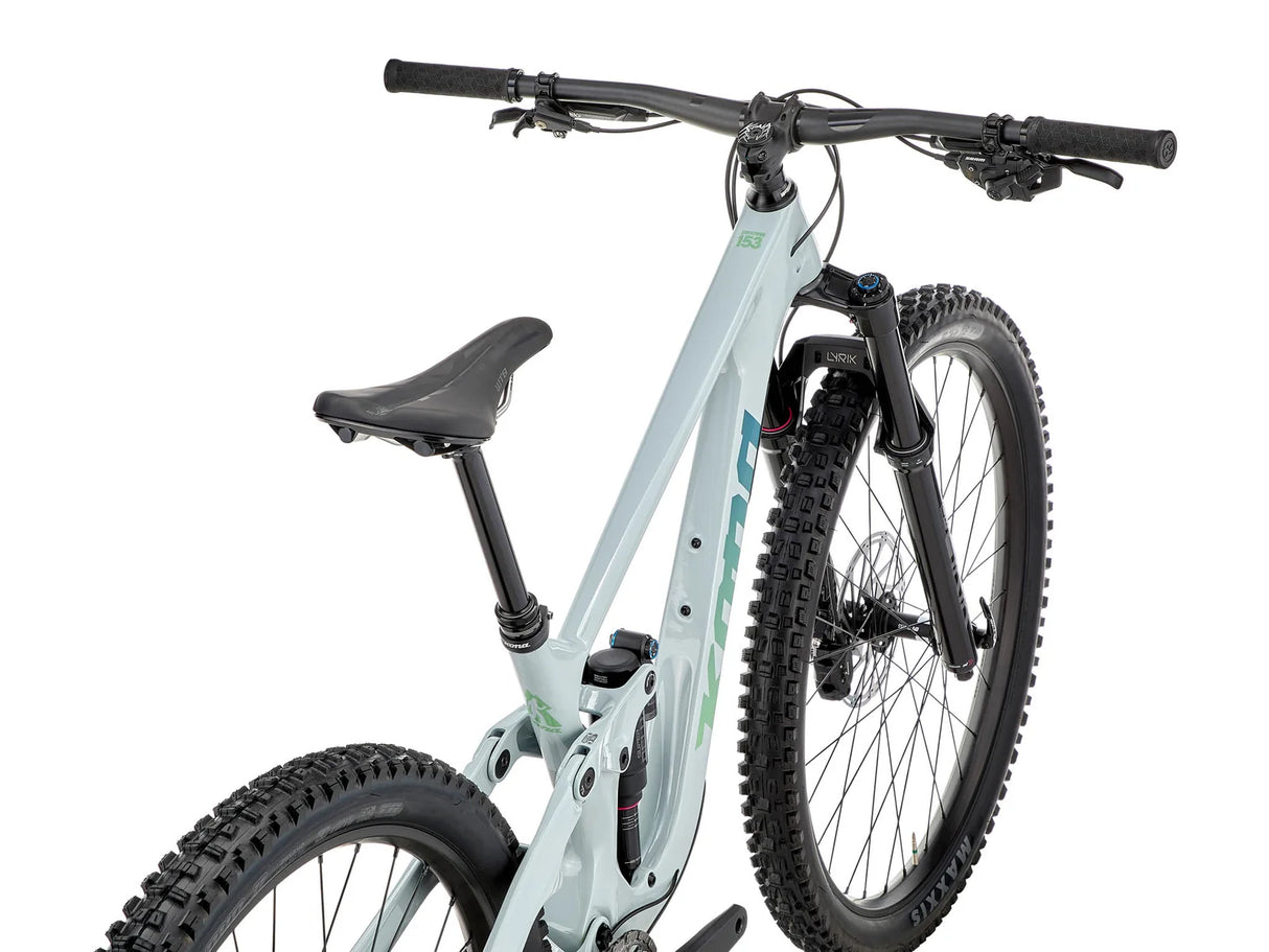 Gros plan du cadre carbone Kona du Process 153 CR mettant en valeur les lignes du tube et les décalcomanies mates Greenstone Fade.