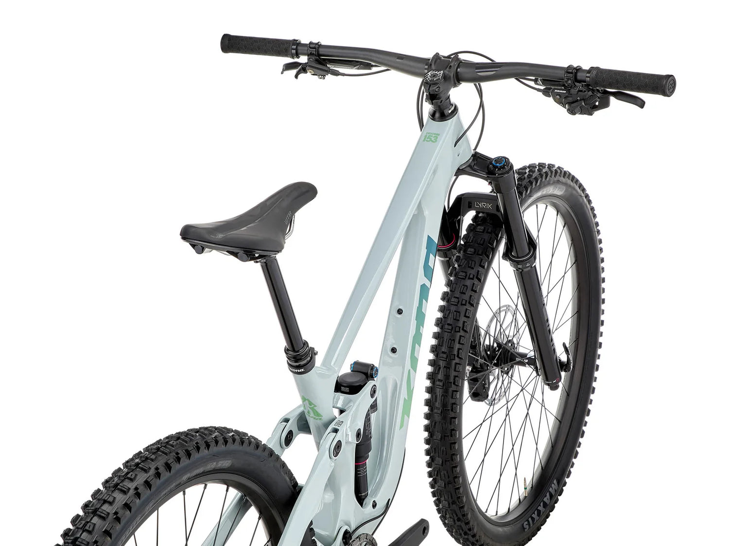 Gros plan du cadre carbone Kona du Process 153 CR mettant en valeur les lignes du tube et les décalcomanies mates Greenstone Fade.