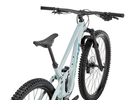 Gros plan du cadre carbone Kona du Process 153 CR mettant en valeur les lignes du tube et les décalcomanies mates Greenstone Fade.