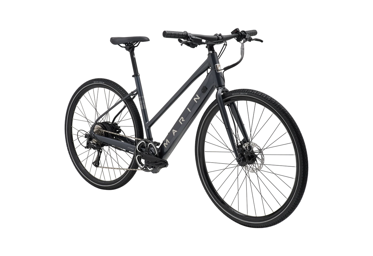 Gros plan du cadre ouvert en aluminium 6061 Series 1 du Marin Fairfax Electric ST 2026 en coloris Charcoal, avec tube supérieur abaissé pour monter et descendre du vélo facilement.