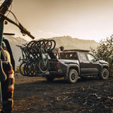 Vélos de montagne installés sur le porte-vélos Thule ReVert avant un départ vers les sentiers, illustrant sa polyvalence pour différents types de vélos