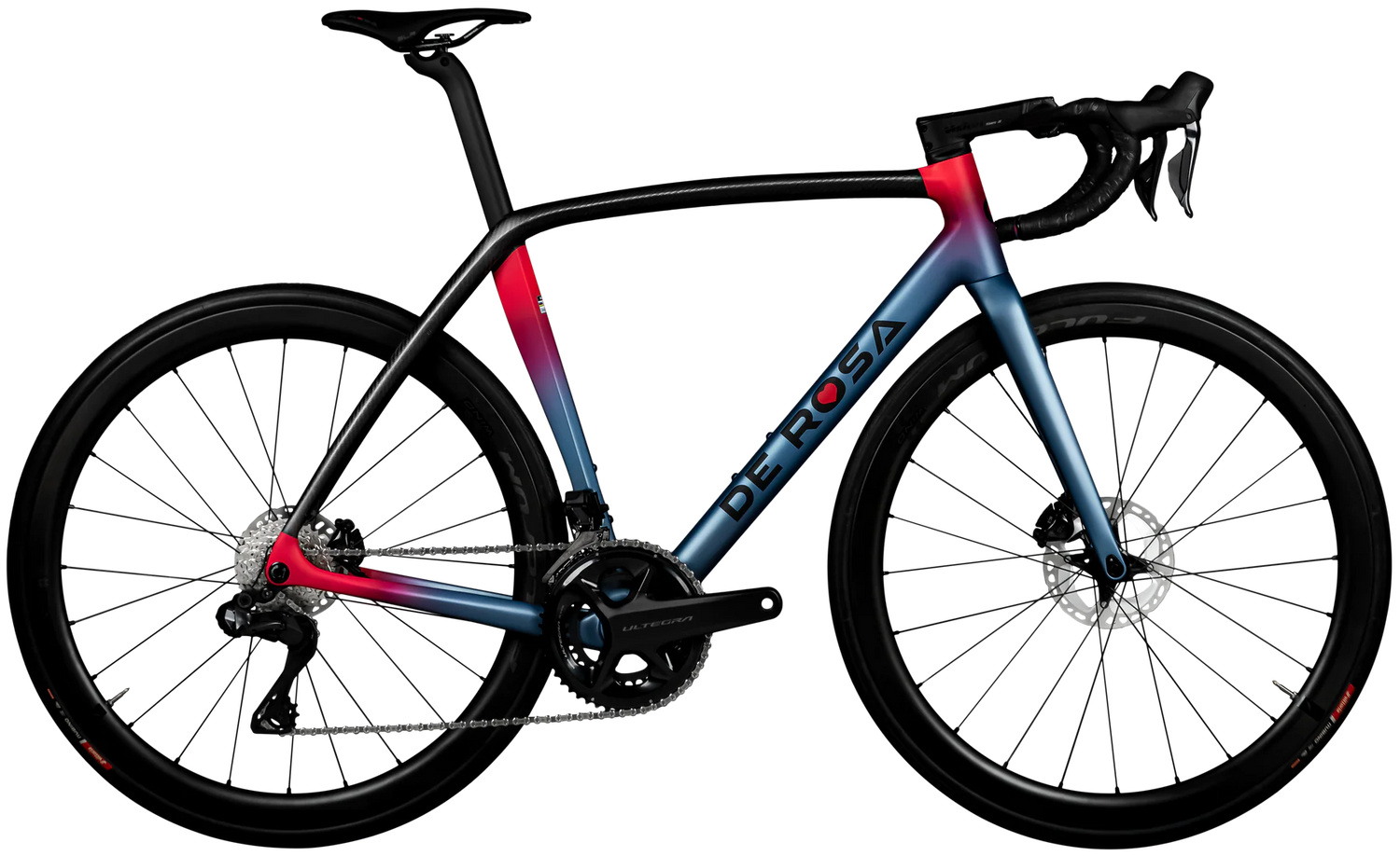 Vélo de route De Rosa Idol en coloris Nebula, vue latérale complète montrant le cadre aéro italien, le groupe Shimano 105 Di2 et les roues de route Shimano 105.