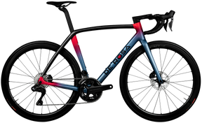 Vélo de route De Rosa Idol en coloris Nebula, vue latérale complète montrant le cadre aéro italien, le groupe Shimano 105 Di2 et les roues de route Shimano 105.