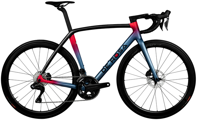 Vélo de route De Rosa Idol en coloris Nebula, vue latérale complète montrant le cadre aéro italien, le groupe Shimano 105 Di2 et les roues de route Shimano 105.