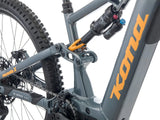 Détail de la fourche Fox 38 Performance Elite à 180 mm de débattement du Kona Remote X, conçue pour absorber les gros impacts en descente technique.