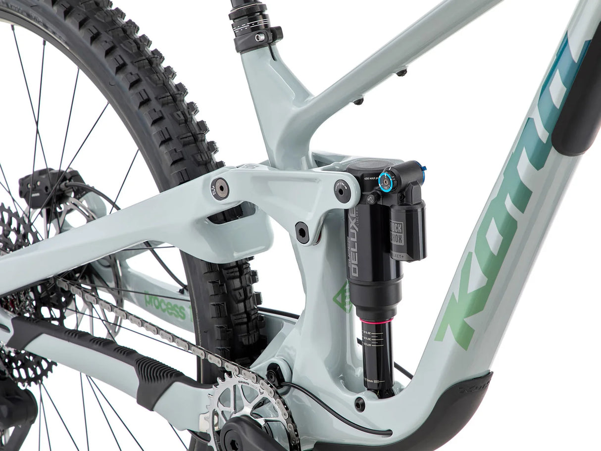 Gros plan de la fourche RockShox Lyrik Select+ 160 mm en 29 pouces du Kona Process 153 CR, conçue pour absorber les impacts en descente technique.