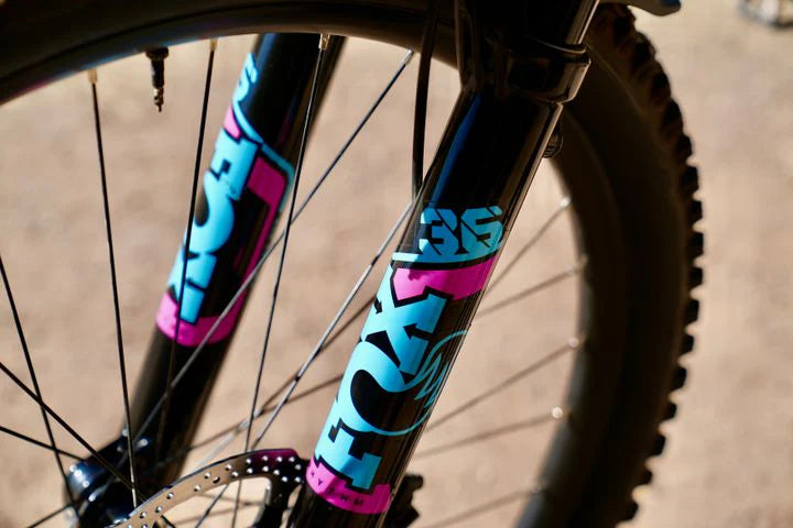 Le marin alpipne trail vien avec une fox 36 personnalizer au couleur de marin.