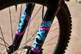 Le marin alpipne trail vien avec une fox 36 personnalizer au couleur de marin.