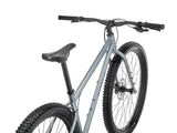 Gros plan de la fourche rigide Kona Plus du Kona Unit X, simple et fiable pour rouler loin sur le singletrack et les chemins forestiers.