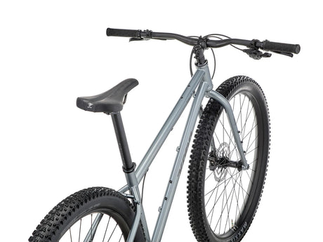 Gros plan de la fourche rigide Kona Plus du Kona Unit X, simple et fiable pour rouler loin sur le singletrack et les chemins forestiers.
