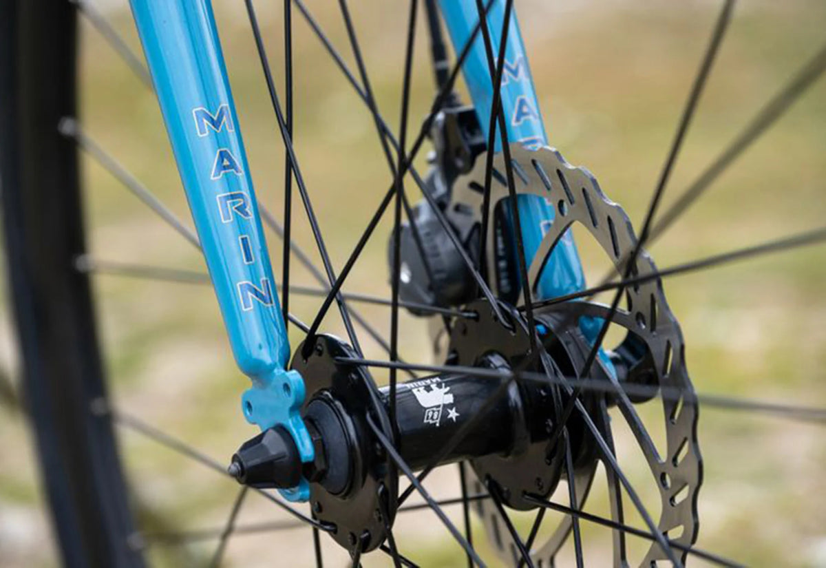 Détail de la fourche en acier chromoly et du frein à disque mécanique Tektro MDC400 avec disque de 160 mm du Marin Nicasio 1 ST 2025, pour un freinage fiable par tous les temps.