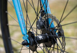 Détail de la fourche en acier chromoly et du frein à disque mécanique Tektro MDC400 avec disque de 160 mm du Marin Nicasio 1 ST 2025, pour un freinage fiable par tous les temps.