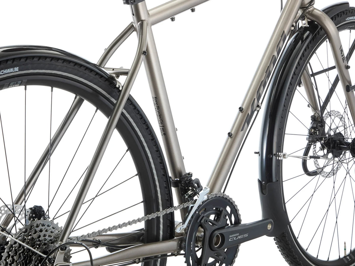 Détail de l'étrier de frein à disque hydraulique Shimano CUES et du disque 180 mm du Kona Sutra, pour un freinage constant même chargé.