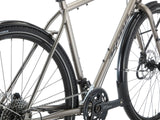 Détail de l'étrier de frein à disque hydraulique Shimano CUES et du disque 180 mm du Kona Sutra, pour un freinage constant même chargé.
