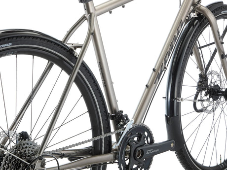 Détail de l'étrier de frein à disque hydraulique Shimano CUES et du disque 180 mm du Kona Sutra, pour un freinage constant même chargé.