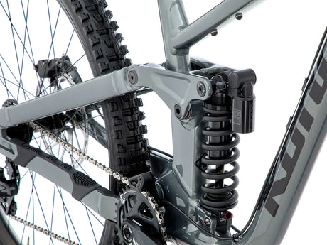 Détail des freins à disque puissants du vélo enduro Kona Process X assurant un freinage sûr en descente